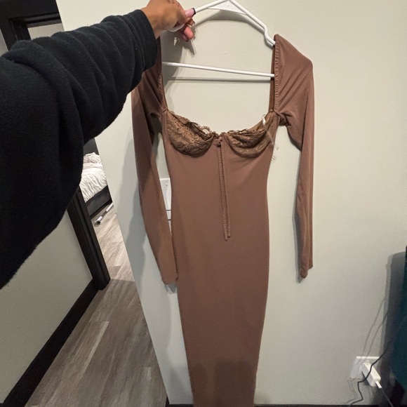 DIONNE MAXI DRESS TAUPE - Picture 3 of 5